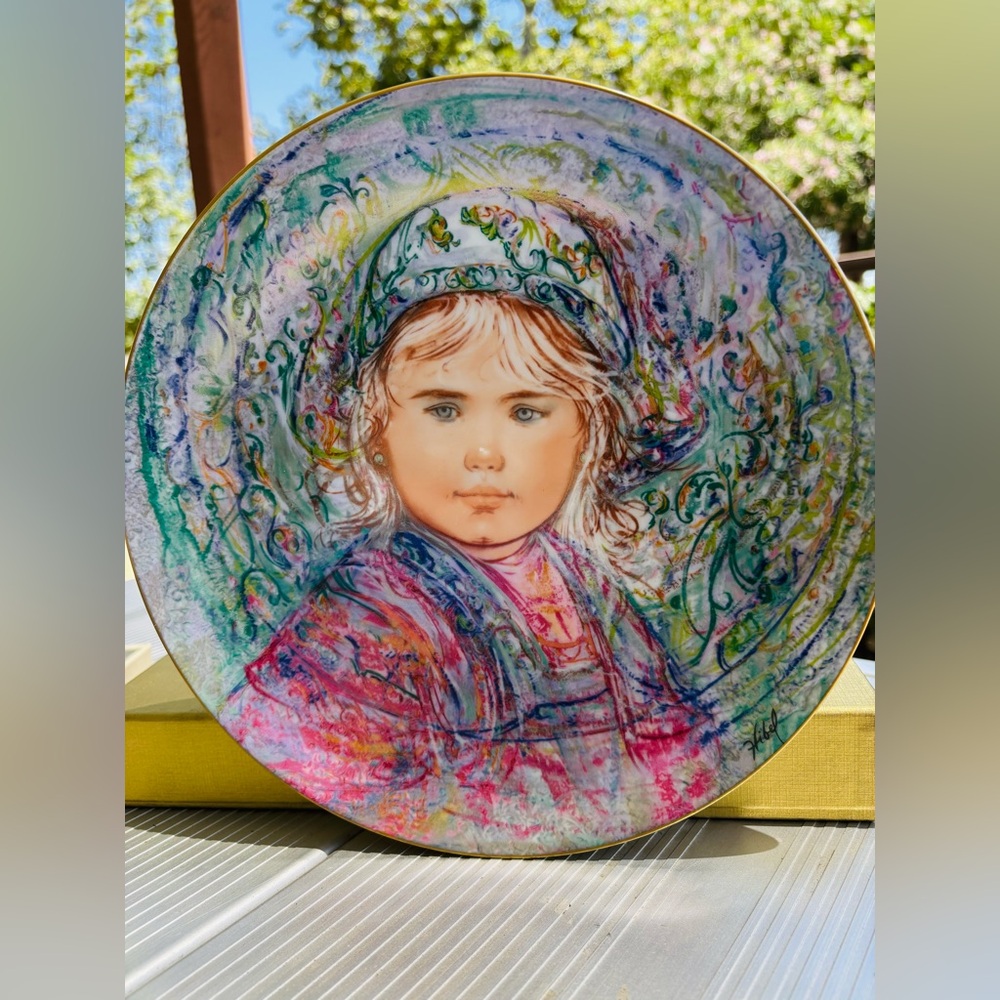 Edna Hibel Collector Plate – “La Contessa Isabella”- Limited Edition – COA & Box